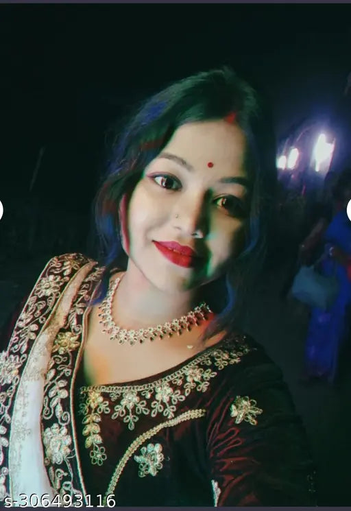 "एल्योर गोल्ड-प्लेटेड ज्वेलरी सेट - अमेरिकी हीरों के साथ चमकदार हार और झुमके"
