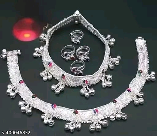 महिलाओं के लिए आकर्षक और आकर्षक पायल और पैर की अंगूठियां - सिल्वर प्लेटेड मिश्र धातु