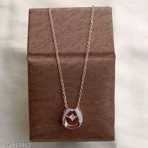 महिलाओं के लिए रोज़ गोल्ड अमेरिकन डायमंड पेंडेंट और चेन सेट - सुरुचिपूर्ण क्यूबिक ज़िरकोनिया नेकलेस