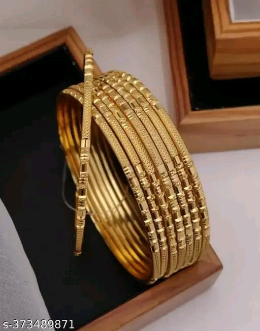 आकर्षक रंगीन कंगन और चूड़ियाँआकर्षक रंगीन कंगन और चूड़ियों का सेट - सुरुचिपूर्ण सोना मढ़वाया पीतल चूड़ियों का संग्रह