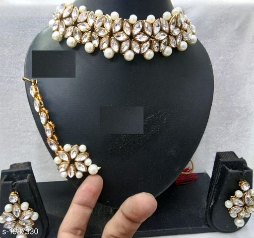 Women Kundan and Jewellery Set - Faritha