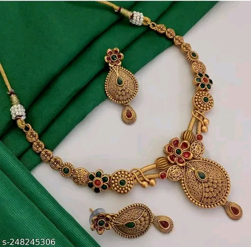 समायोज्य हार और बालियों के साथ आकर्षक गोल्ड-प्लेटेड आभूषण सेट - जीवंत और सुरुचिपूर्ण!"