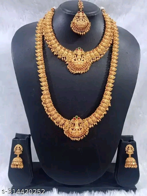 ट्विंकलिंग एलिगेंस: एडजस्टेबल नेकलेस, इयररिंग्स और मांगटीका के साथ गोल्ड प्लेटेड फैंसी ज्वेलरी सेट