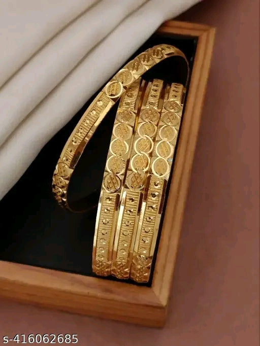 दिवा चमकदार सोने की परत चढ़ी चूड़ियों का सेट - सुरुचिपूर्ण और कालातीत