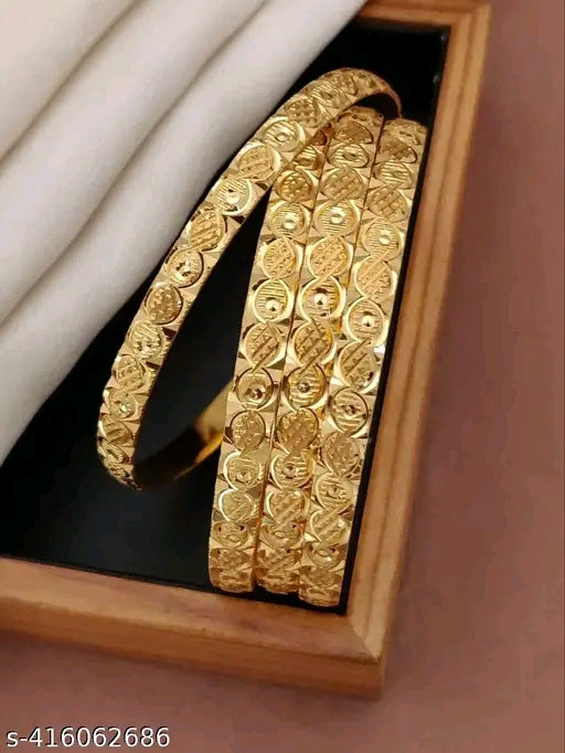 दिवा चमकदार सोने की परत चढ़ी चूड़ियों का सेट
