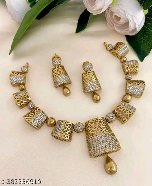 चमकदार फैंसी महिलाओं का हार और झुमके का सेट