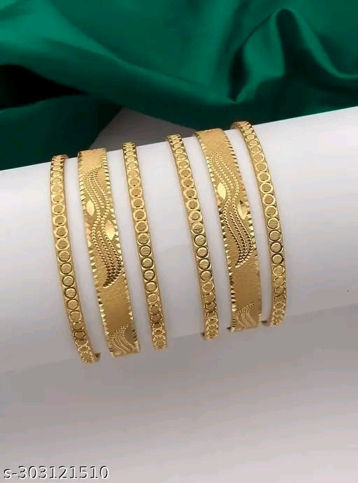 चमकदार सुंदर कंगन और चूड़ी